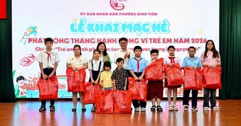 Phó chủ tịch UBND TP.HCM trao quà cho học sinh nhân dịp hè