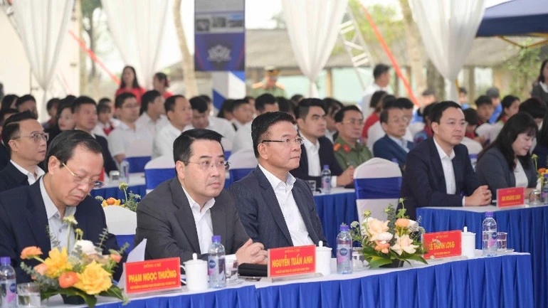 Phó Thủ tướng Lê Thành Long dự lễ khởi công, động thổ Trường phổ thông nội trú tiểu học và trung học cơ sở xã Bản Lầu, tỉnh Lào Cai Phó Thủ tướng Lê Thành Long dự lễ khởi công, động thổ Trường phổ thông nội trú tiểu học và trung học cơ sở xã Bản Lầu, tỉnh Lào Cai