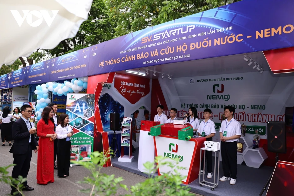Phó Thủ tướng Lê Tiến Châu động viên, khuyến khích học sinh, sinh viên khởi nghiệp Phó Thủ tướng Lê Tiến Châu động viên, khuyến khích học sinh, sinh viên khởi nghiệp