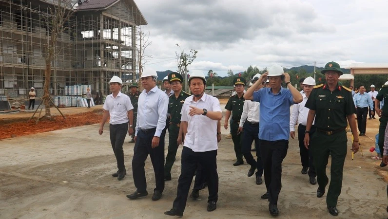 Phó Thủ tướng Lê Tiến Châu kiểm tra các dự án Trường phổ thông nội trú liên cấp tại Huế Phó Thủ tướng Lê Tiến Châu kiểm tra các dự án Trường phổ thông nội trú liên cấp tại Huế