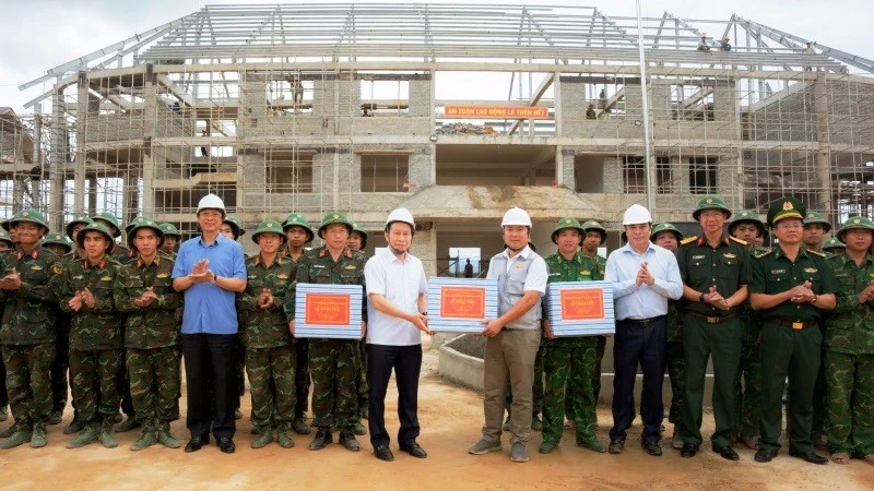Phó Thủ tướng Lê Tiến Châu kiểm tra các dự án Trường phổ thông nội trú liên cấp tại Huế Phó Thủ tướng Lê Tiến Châu kiểm tra các dự án Trường phổ thông nội trú liên cấp tại Huế