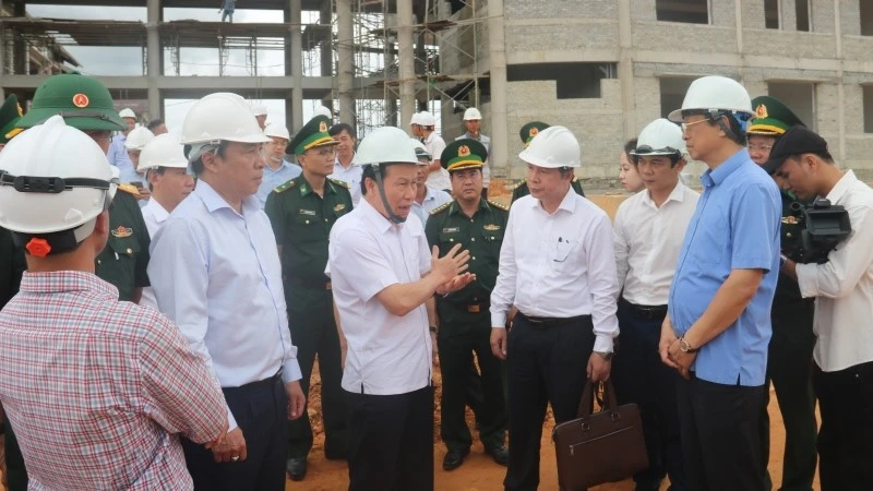 Phó Thủ tướng Lê Tiến Châu kiểm tra các dự án Trường phổ thông nội trú liên cấp tại Huế Phó Thủ tướng Lê Tiến Châu kiểm tra các dự án Trường phổ thông nội trú liên cấp tại Huế