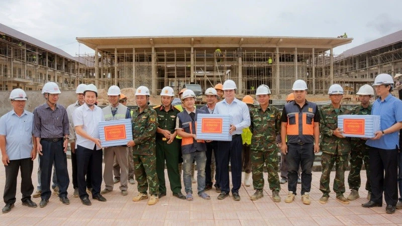 Phó Thủ tướng Lê Tiến Châu kiểm tra các dự án Trường phổ thông nội trú liên cấp tại Huế Phó Thủ tướng Lê Tiến Châu kiểm tra các dự án Trường phổ thông nội trú liên cấp tại Huế