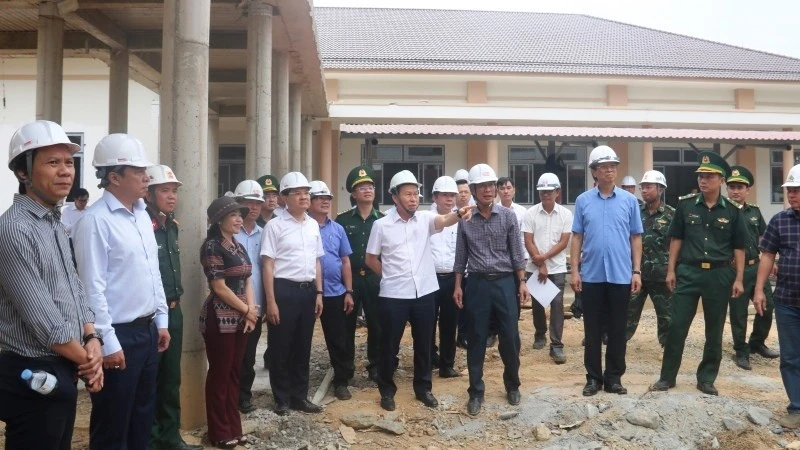 Phó Thủ tướng Lê Tiến Châu kiểm tra các dự án Trường phổ thông nội trú liên cấp tại Huế Phó Thủ tướng Lê Tiến Châu kiểm tra các dự án Trường phổ thông nội trú liên cấp tại Huế