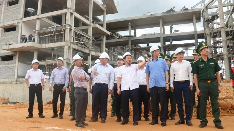 Phó Thủ tướng Lê Tiến Châu kiểm tra các dự án Trường phổ thông nội trú liên cấp tại Huế Phó Thủ tướng Lê Tiến Châu kiểm tra các dự án Trường phổ thông nội trú liên cấp tại Huế