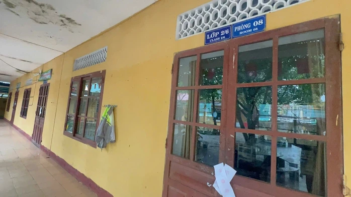 Phòng học bị niêm phong, gần 250 học sinh phải học tạm tại trường đại học Phòng học bị niêm phong, gần 250 học sinh phải học tạm tại trường đại học
