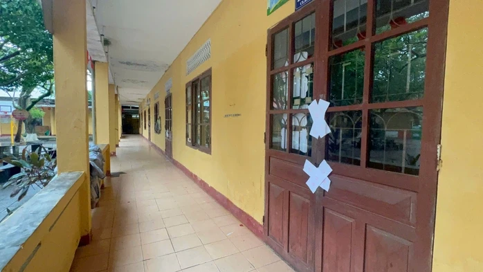 Phòng học bị niêm phong, gần 250 học sinh phải học tạm tại trường đại học Phòng học bị niêm phong, gần 250 học sinh phải học tạm tại trường đại học