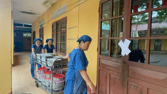 Phòng học bị niêm phong, gần 250 học sinh phải học tạm tại trường đại học Phòng học bị niêm phong, gần 250 học sinh phải học tạm tại trường đại học