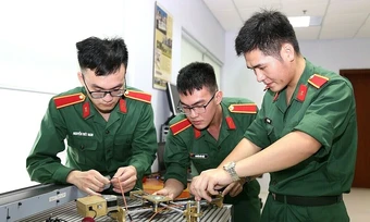 Phong thẳng hàm thượng úy cho kỹ sư quân đội tài năng