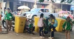Phụ huynh bức xúc vì con phải ăn sáng ngoài cổng trường, cạnh thùng rác
