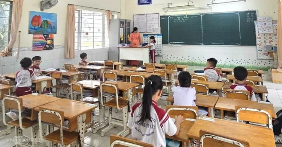 Phụ huynh chật vật đưa đón sau vụ ngộ độc ở trường Bình Quới Tây