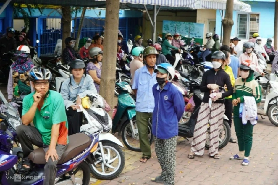 Phụ huynh chật vật đưa đón sau vụ ngộ độc ở trường Bình Quới Tây
