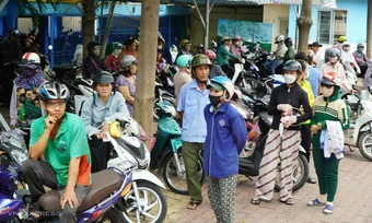 Phụ huynh chật vật đưa đón sau vụ ngộ độc ở trường Bình Quới Tây