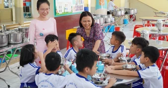 Phụ huynh cho con ăn bán trú tại trường đóng những khoản nào?