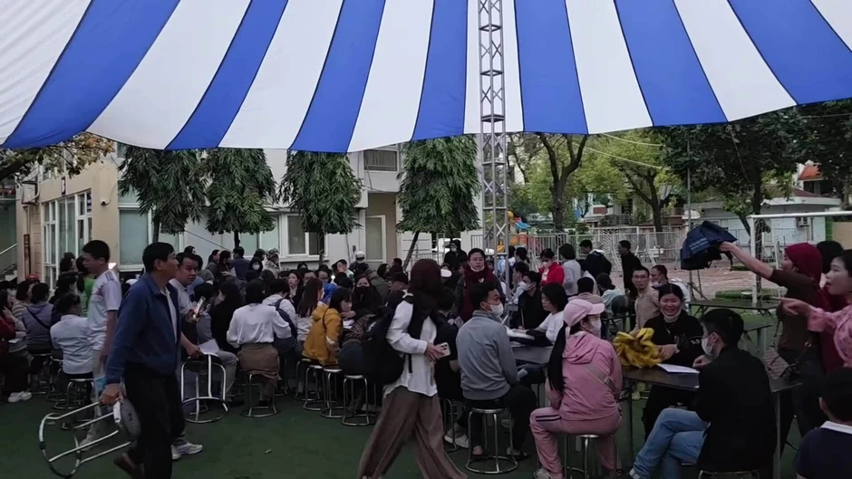 Phụ huynh đội mưa, xếp hàng từ 1h đặt chỗ lớp 10 cho con Phụ huynh đội mưa, xếp hàng từ 1h đặt chỗ lớp 10 cho con