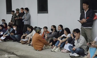 Phụ huynh đội mưa, xếp hàng từ 1h đặt chỗ lớp 10 cho con