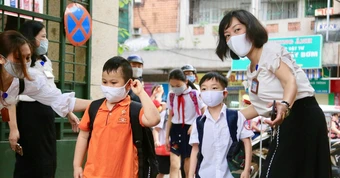 Phụ huynh Hà Nội bối rối: Nhà gần trường cũ 500m, giờ học tại phường mới xa 4km