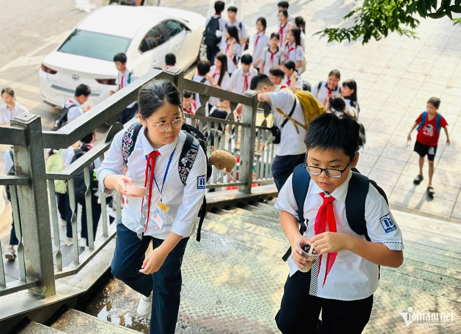 Phụ huynh Hà Nội lo lắng: Trường ngay đầu ngõ nhưng bị phân tuyến học xa vài km Phụ huynh Hà Nội lo lắng: Trường ngay đầu ngõ nhưng bị phân tuyến học xa vài km
