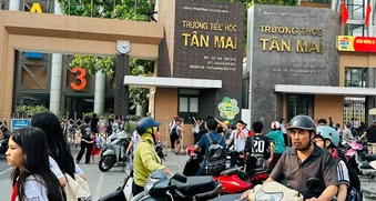 Phụ huynh Hà Nội lo lắng: Trường ngay đầu ngõ nhưng bị phân tuyến học xa vài km