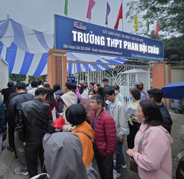 Phụ huynh Hà Nội xếp hàng trong đêm nộp hồ sơ vào lớp 10: Trường phải dừng, trả lại phí ghi danh Phụ huynh Hà Nội xếp hàng trong đêm nộp hồ sơ vào lớp 10: Trường phải dừng, trả lại phí ghi danh