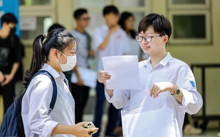 Phụ huynh Hà Nội xếp hàng trong đêm nộp hồ sơ vào lớp 10: Trường phải dừng, trả lại phí ghi danh Phụ huynh Hà Nội xếp hàng trong đêm nộp hồ sơ vào lớp 10: Trường phải dừng, trả lại phí ghi danh