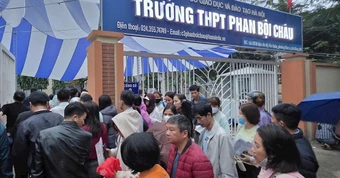 Phụ huynh Hà Nội xếp hàng trong đêm nộp hồ sơ vào lớp 10: Trường phải dừng, trả lại phí ghi danh