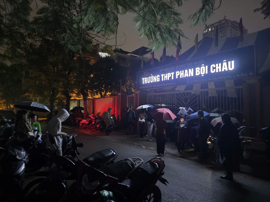 Phụ huynh Hà Nội xếp hàng từ 1h sáng, tự lập danh sách 'đặt chỗ' lớp 10 cho con Phụ huynh Hà Nội xếp hàng từ 1h sáng, tự lập danh sách 'đặt chỗ' lớp 10 cho con