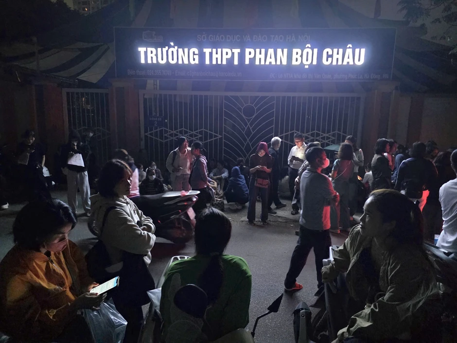 Phụ huynh Hà Nội xếp hàng từ 1h sáng, tự lập danh sách 'đặt chỗ' lớp 10 cho con Phụ huynh Hà Nội xếp hàng từ 1h sáng, tự lập danh sách 'đặt chỗ' lớp 10 cho con