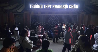 Phụ huynh Hà Nội xếp hàng từ 1h sáng, tự lập danh sách 'đặt chỗ' lớp 10 cho con