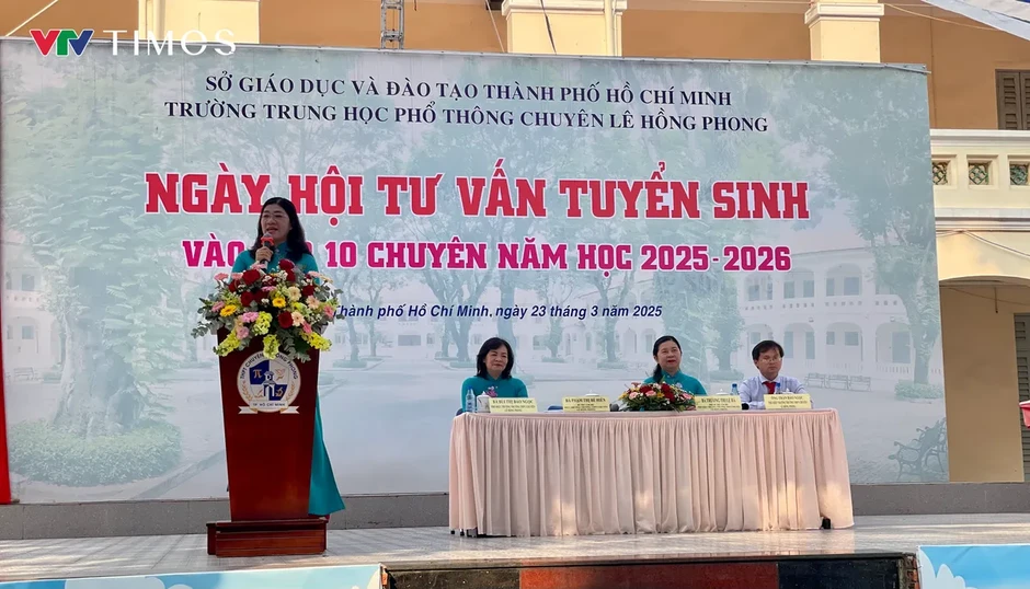 Phụ huynh, học sinh "gỡ rối" trước kỳ thi vào lớp 10 công lập Phụ huynh, học sinh "gỡ rối" trước kỳ thi vào lớp 10 công lập
