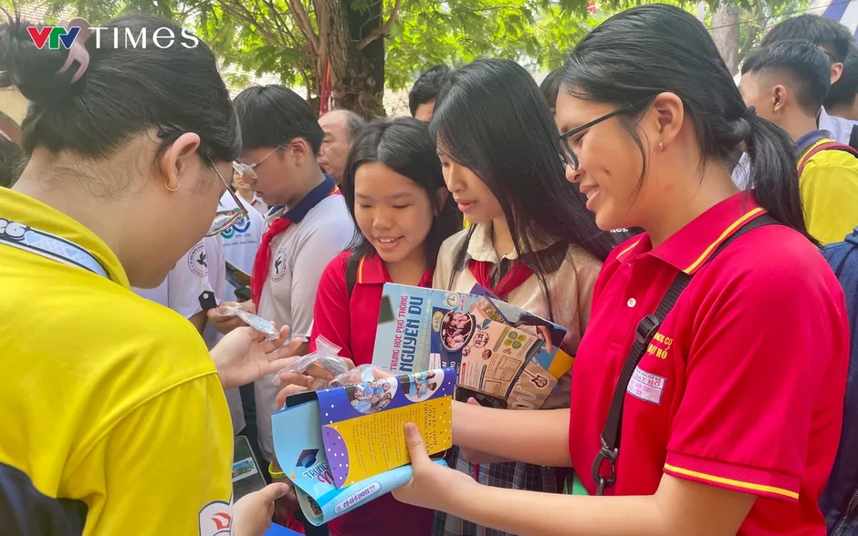 Phụ huynh, học sinh "gỡ rối" trước kỳ thi vào lớp 10 công lập Phụ huynh, học sinh "gỡ rối" trước kỳ thi vào lớp 10 công lập
