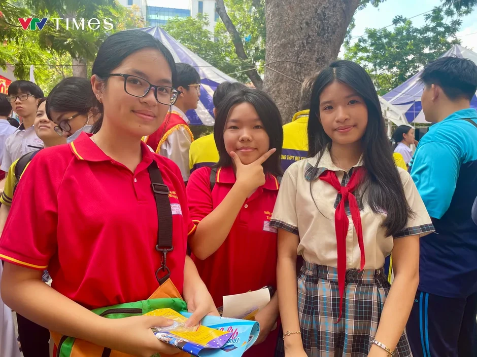 Phụ huynh, học sinh "gỡ rối" trước kỳ thi vào lớp 10 công lập Phụ huynh, học sinh "gỡ rối" trước kỳ thi vào lớp 10 công lập