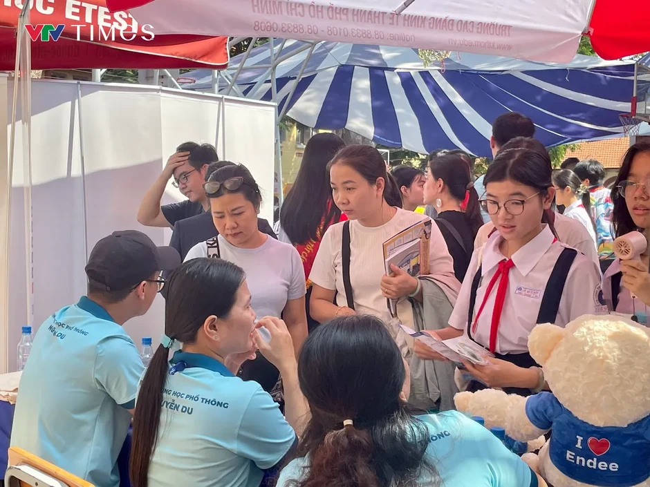 Phụ huynh, học sinh "gỡ rối" trước kỳ thi vào lớp 10 công lập Phụ huynh, học sinh "gỡ rối" trước kỳ thi vào lớp 10 công lập