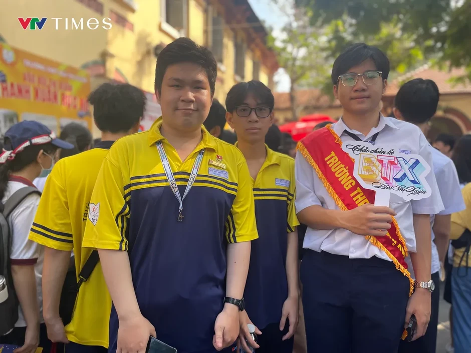 Phụ huynh, học sinh "gỡ rối" trước kỳ thi vào lớp 10 công lập Phụ huynh, học sinh "gỡ rối" trước kỳ thi vào lớp 10 công lập