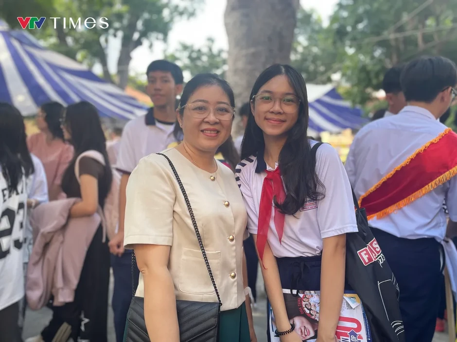 Phụ huynh, học sinh "gỡ rối" trước kỳ thi vào lớp 10 công lập Phụ huynh, học sinh "gỡ rối" trước kỳ thi vào lớp 10 công lập