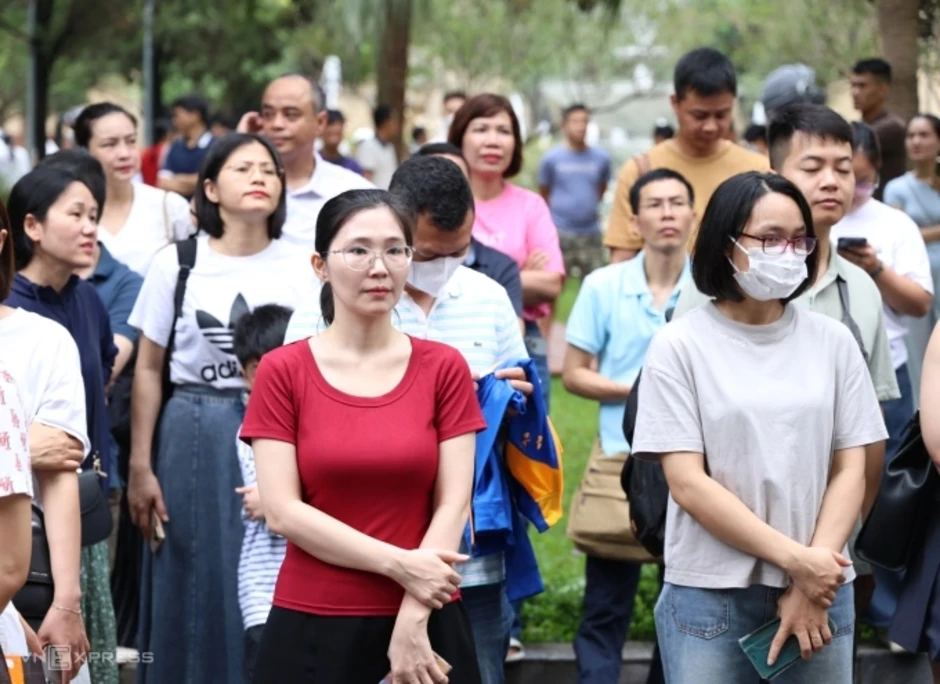 Phụ huynh hồi hộp chờ con thi '1 chọi 20' vào lớp 6
