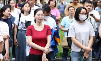 Phụ huynh hồi hộp chờ con thi '1 chọi 20' vào lớp 6