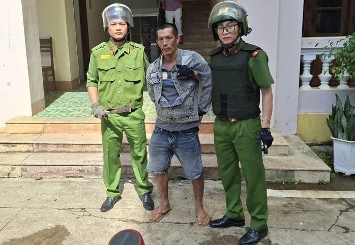 Phụ huynh mang dao xông vào trường học của con, gây náo loạn Phụ huynh mang dao xông vào trường học của con, gây náo loạn