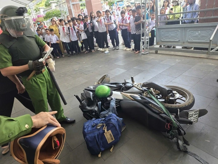 Phụ huynh mang dao xông vào trường học của con, gây náo loạn Phụ huynh mang dao xông vào trường học của con, gây náo loạn