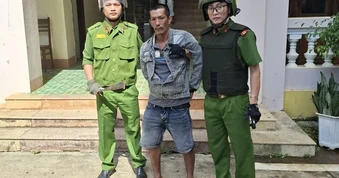 Phụ huynh mang dao xông vào trường học của con, gây náo loạn