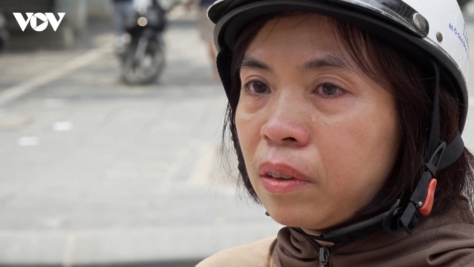 Phụ huynh nghẹn ngào, sĩ tử hào hứng lên lịch "xả hơi" sau kỳ thi lớp 10 ở Hà Nội