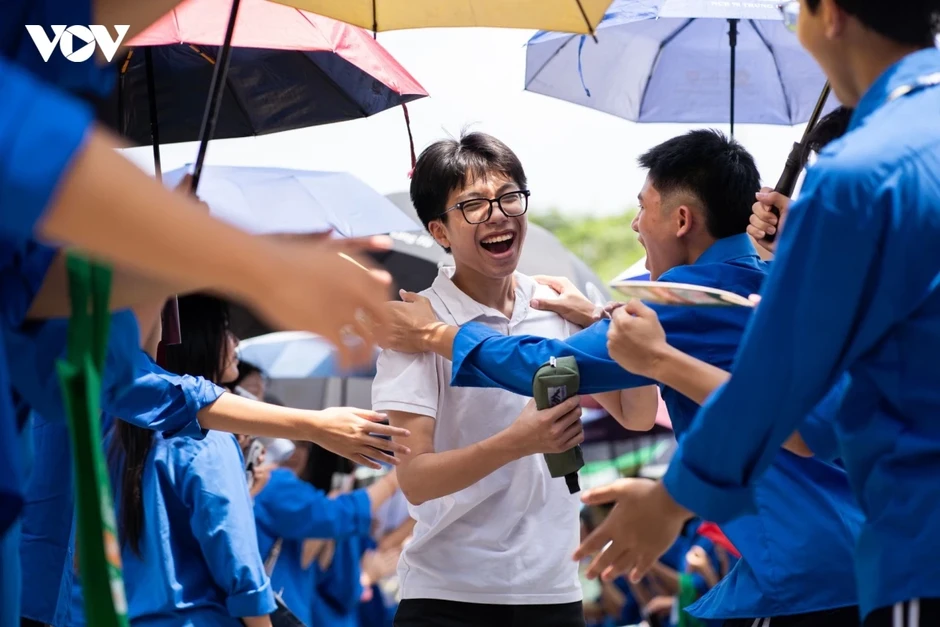 Phụ huynh nghẹn ngào, sĩ tử hào hứng lên lịch "xả hơi" sau kỳ thi lớp 10 ở Hà Nội