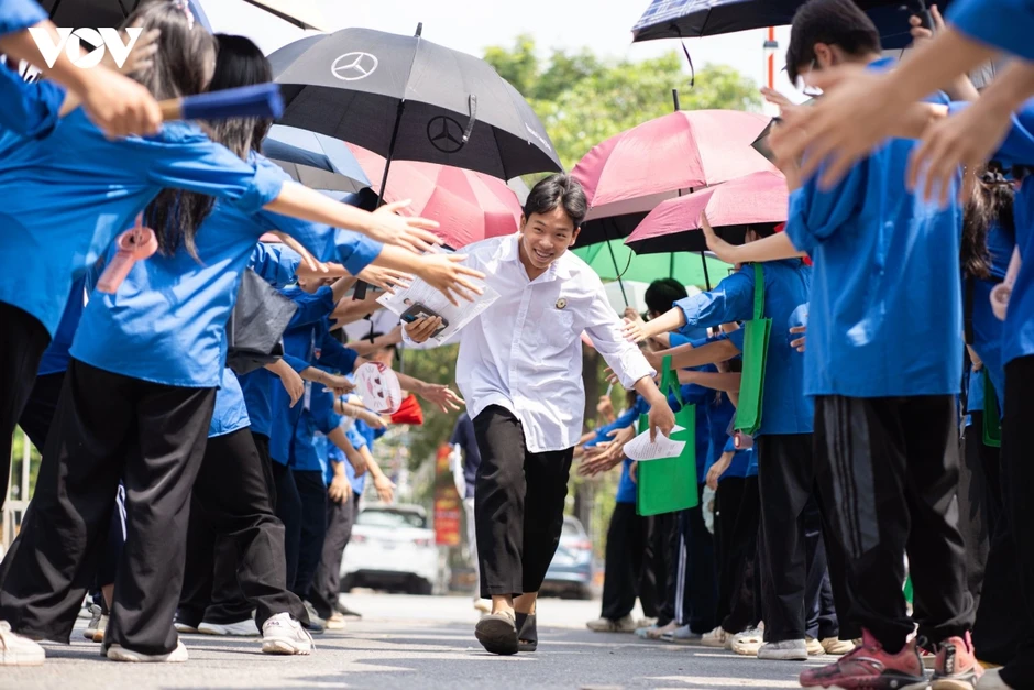 Phụ huynh nghẹn ngào, sĩ tử hào hứng lên lịch "xả hơi" sau kỳ thi lớp 10 ở Hà Nội