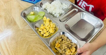 Phụ huynh nghi con nhập viện do ăn bán trú, phường nói "không có căn cứ"
