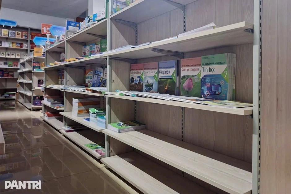 Phụ huynh nháo nhào đi 5 cửa hàng không mua được sách cho con