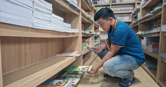 Phụ huynh nháo nhào đi 5 cửa hàng không mua được sách cho con