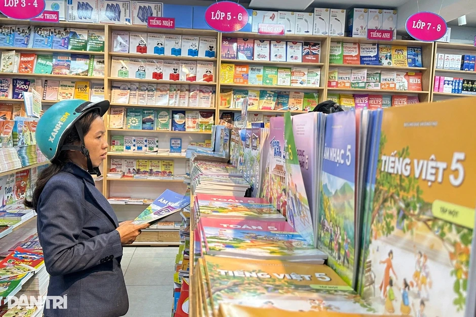 Phụ huynh nhiều tỉnh thành khó mua SGK, Bộ GD&ĐT yêu cầu báo cáo Phụ huynh nhiều tỉnh thành khó mua SGK, Bộ GD&ĐT yêu cầu báo cáo