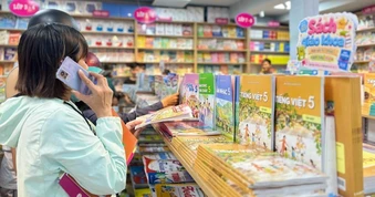 Phụ huynh nhiều tỉnh thành khó mua SGK, Bộ GD&ĐT yêu cầu báo cáo