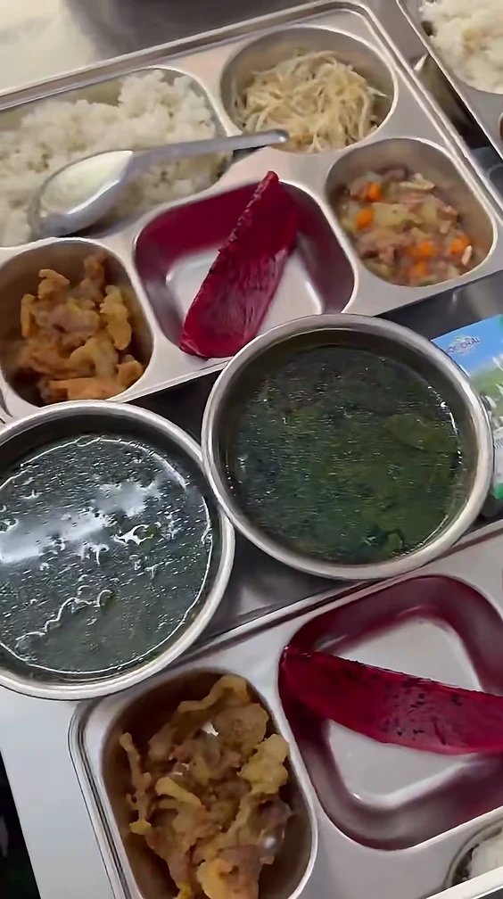 Phụ huynh phản ánh cơm bán trú 'toàn tóp mỡ', nhà trường nói gì? Phụ huynh phản ánh cơm bán trú 'toàn tóp mỡ', nhà trường nói gì?