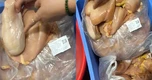 Phụ huynh phát hiện thịt gà "có mùi lạ" tại trường học Hà Nội